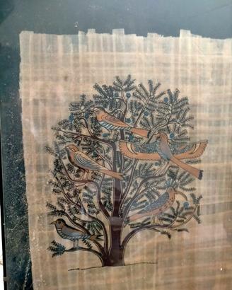 Quadro su papiro con albero e uccelli