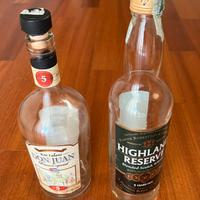 Bottiglia rum cubano e bottiglia whisky scozzese-v