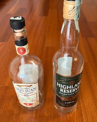 Bottiglia rum cubano e bottiglia whisky scozzese-v