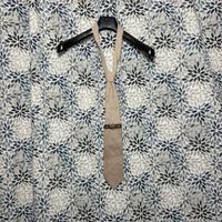 Cravatta tirolese uomo beige con spilla