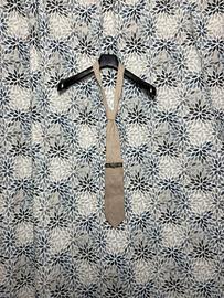 Cravatta tirolese uomo beige con spilla