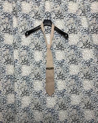 Cravatta tirolese uomo beige con spilla