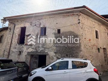 Rustico / Casale di 224 m² con 5 locali e box auto