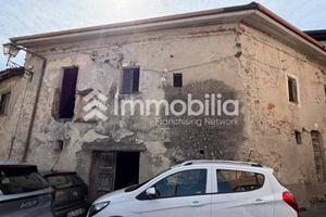 Rustico / Casale di 224 m² con 5 locali e box auto