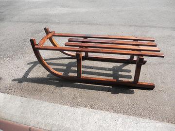 Antico slittino in legno