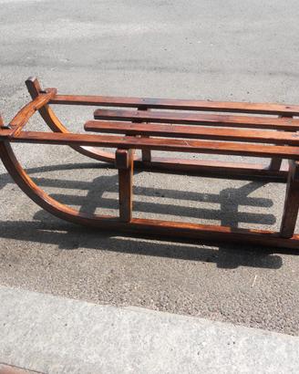 Antico slittino in legno