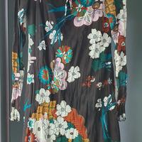 Abito fiori sfondo marrone 