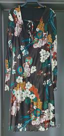 Abito fiori sfondo marrone 