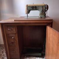Vecchia macchina da cucire per appassionati