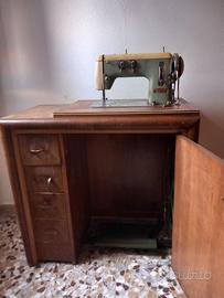 Vecchia macchina da cucire per appassionati