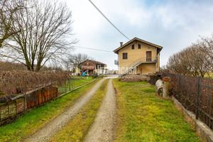 SOLUZIONE IN UN CONTESTO QUADRIFAMILIARE CON BOX A