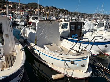 Barca a motore pilotina 21kw ormeggiata a Imperia