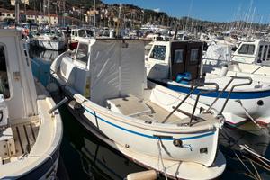 Barca a motore pilotina 21kw ormeggiata a Imperia