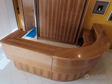 Banco reception e armadio in noce nazionale