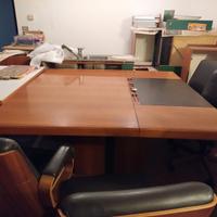 Prestigiosa scrivania quadrata in legno e pelle