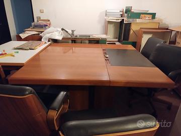 Prestigiosa scrivania quadrata in legno e pelle