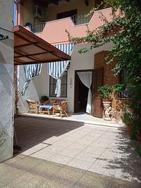 Casa indipendente con giardino e posti auto