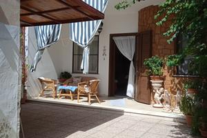 Casa indipendente con giardino e posti auto