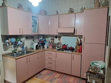 Cucina moderna usata ma in buone condizioni