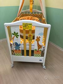 Lettino con ruote e sponde gommate regolabili.