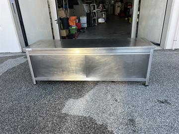 Banco acciaio inox 235×70 con ante scorrevoli