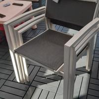 sedie da esterno bianche e grigie