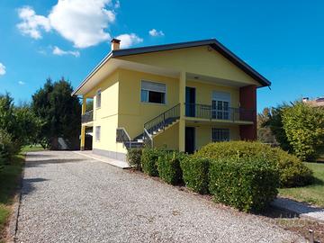 Ampia villa indipendente con terreno edificabile