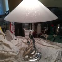 Lampada da tavolo in argento e vetro.