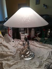 Lampada da tavolo in argento e vetro.