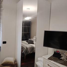 Armadio ad angolo con specchio 