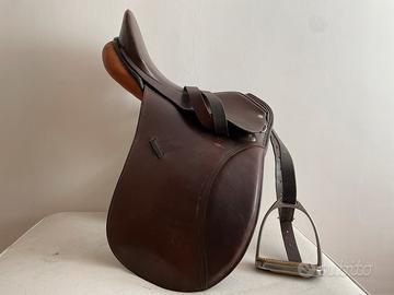 Sella da dressage in cuoio tedesca come nuova.