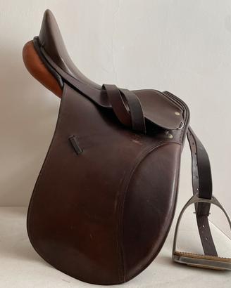 Sella da dressage in cuoio tedesca come nuova.