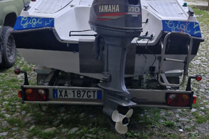 Barca con carrello ed ecoscandaglio