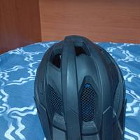 casco mtb cube con luce posteriore