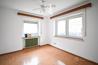 Bilocale da ristrutturare con due Garage a Bressa