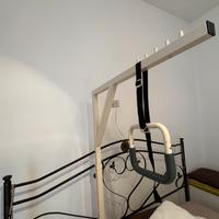 Ausilium alzamalati a piantana con rotelle