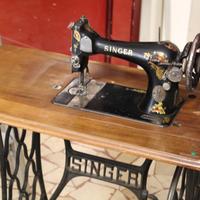 Antica macchina da cucire singer mobile e coperchi