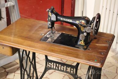 Antica macchina da cucire singer mobile e coperchi