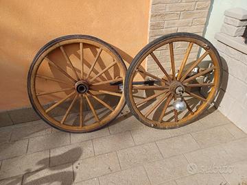 coppia di ruote da carro in legno