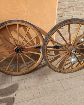 coppia di ruote da carro in legno