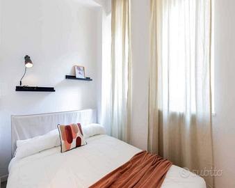 Stanza in appartamento di 160 m² a Milano