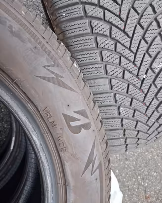 Pneumatici Invernali BRIDGESTONE 215/55 R17 usati