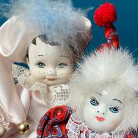 Lotto di due bambole Pierrot in ceramica