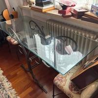 Tavolo in cristallo con base in ferro battuto