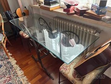 Tavolo in cristallo con base in ferro battuto