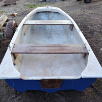 Barca in vetroresina trimarano