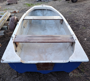 Barca in vetroresina trimarano