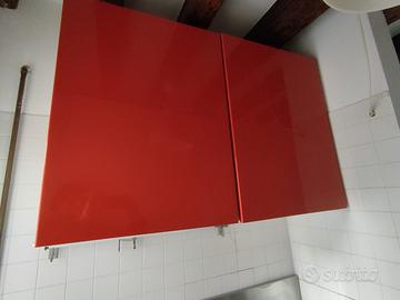 2 pensili Ikea arancioni, ognuno misura 60x80x38