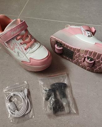 Scarpe bambina con rotelle e luci n.33