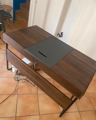 Scrivania con vano contenitore e piano scorrevole
